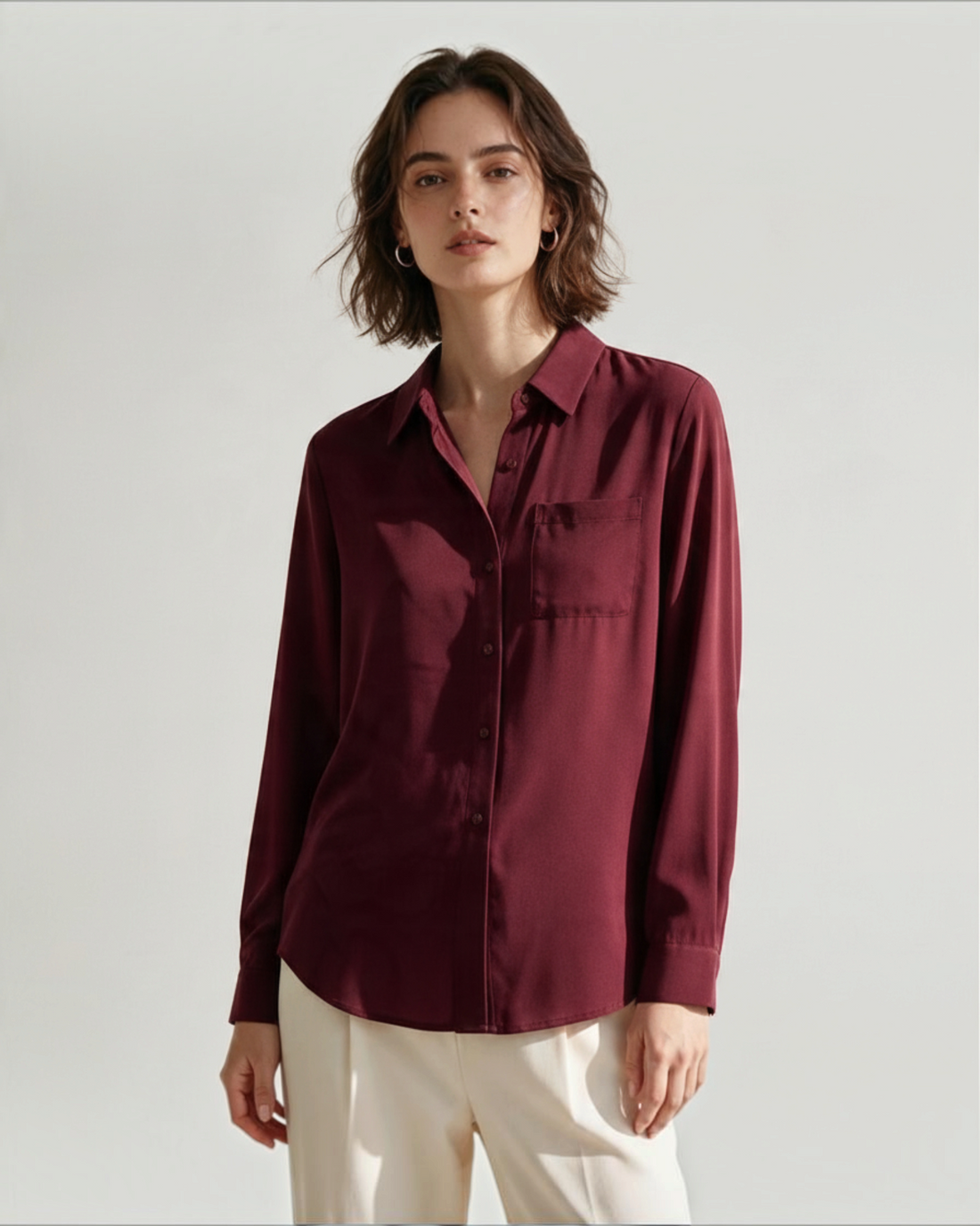 Modelo vistiendo blusa Yanet Collective de botones en color borgoña con tejido traslúcido y manga larga