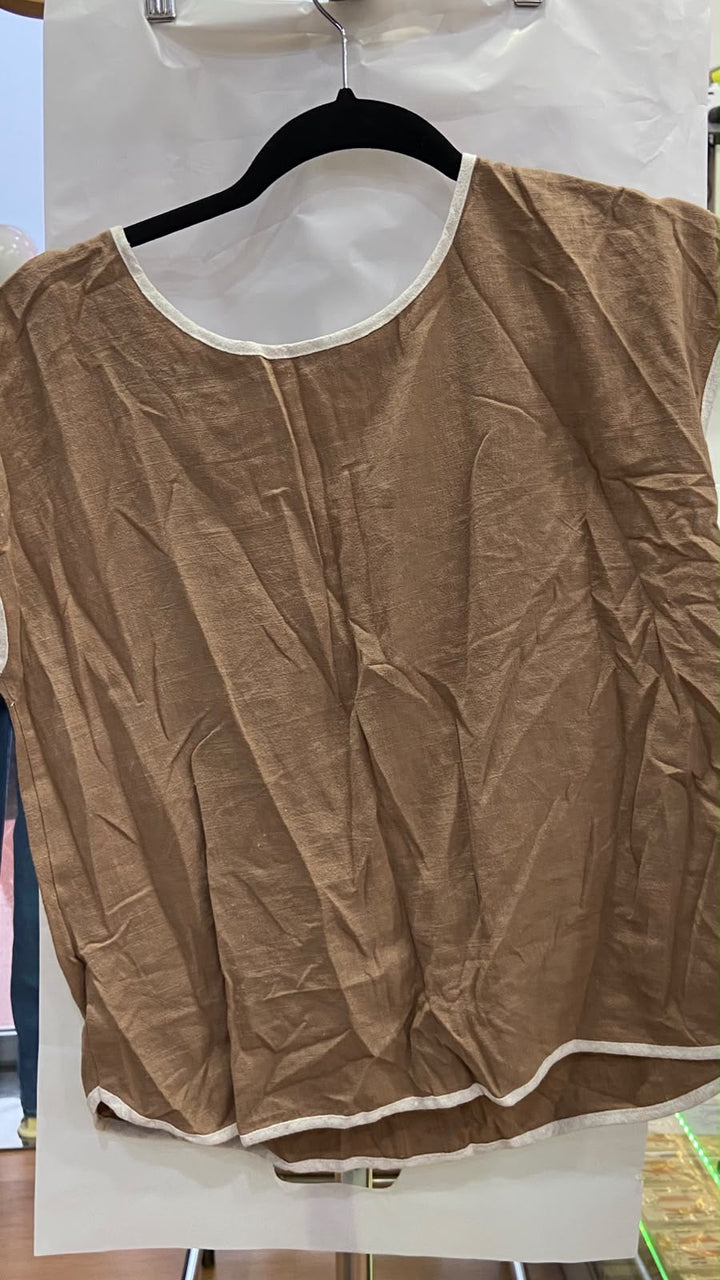 Top Corto Marrón con Ribete Blanco - Estilo Boutique