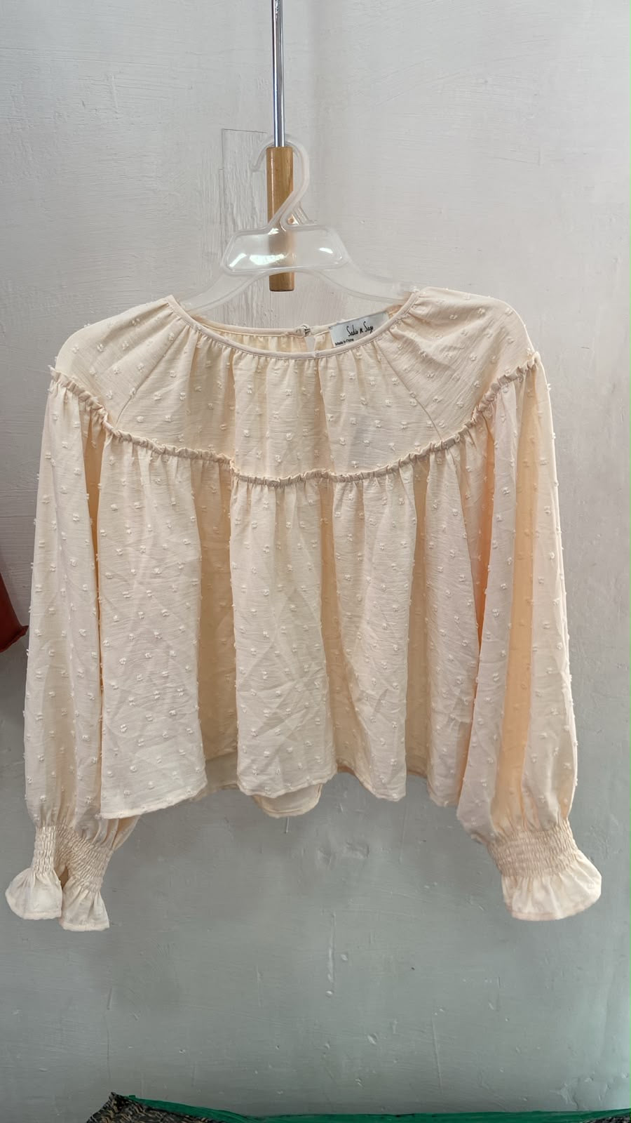Blusa Corta Crema con Mangas Abullonadas y Textura Boutique