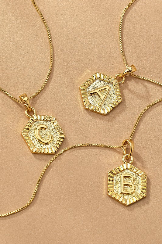 Collar con Dije de Inicial Hexagonal en Oro - Colección Boutique