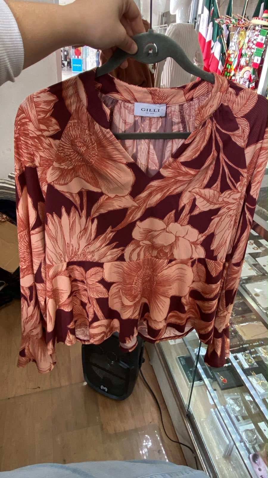 Blusa Romántica de Flores Borgoña con Volantes y Escote en V