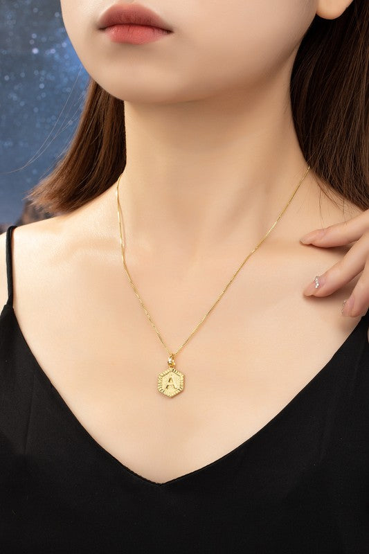 Collar con Dije de Inicial Hexagonal en Oro - Colección Boutique