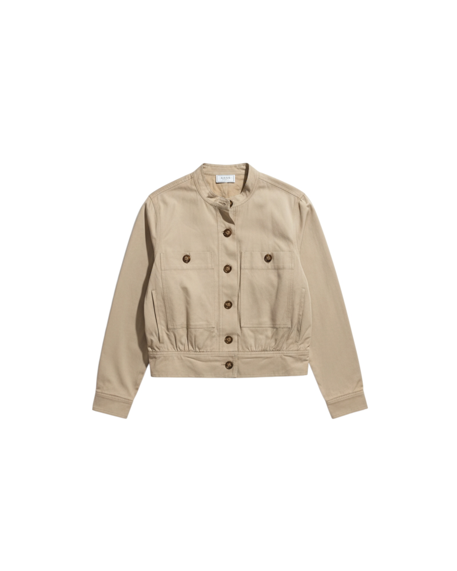 Chaqueta corta beige Yanet Collective con botones frontales, bolsillos y cuello estructurado en corte relajado