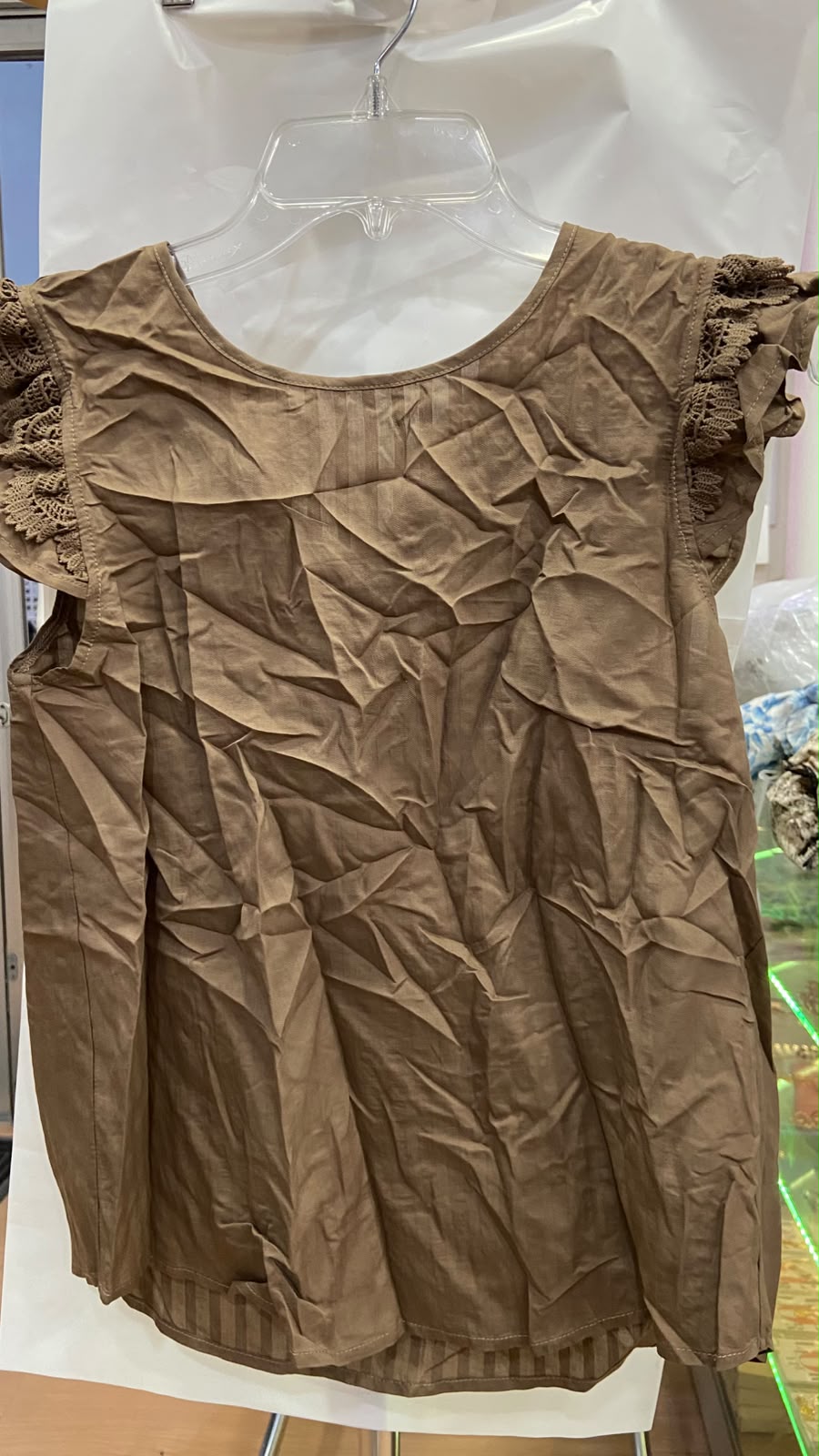 Blusa Marrón de Manga Corta con Detalle de Volantes - Estilo Boutique