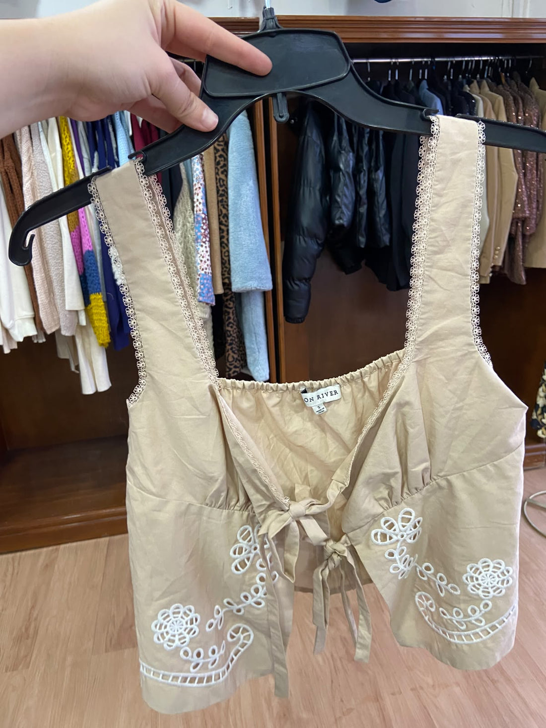 Top Beige Sin Mangas con Bordado Artesanal - Estilo Boutique