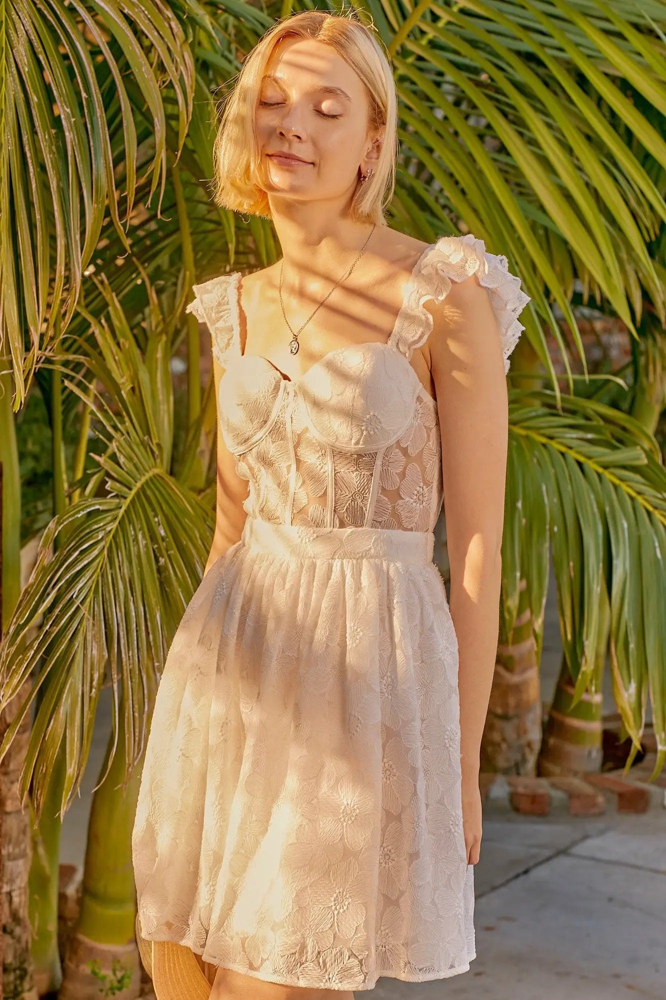 VESTIDO MINI CON COPA DE ENCAJE, VOLANTES EN LOS HOMBROS BLANCO by Yanet Collection
