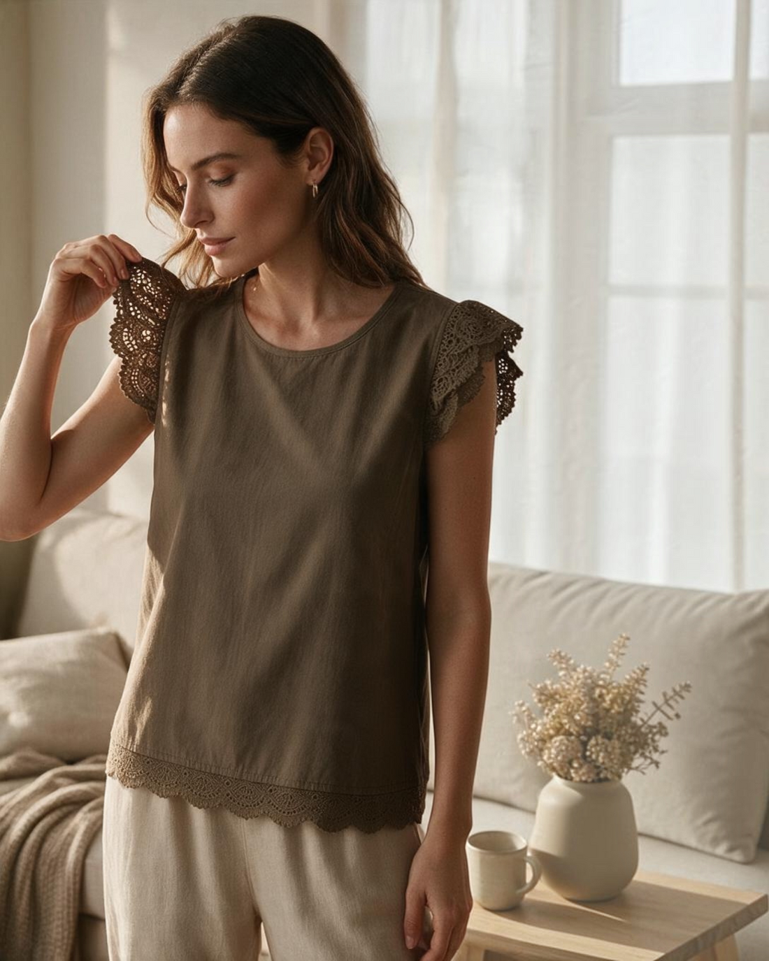 Modelo vistiendo blusa Yanet Collective marrón de manga corta con volantes de encaje y cuello redondo en interior