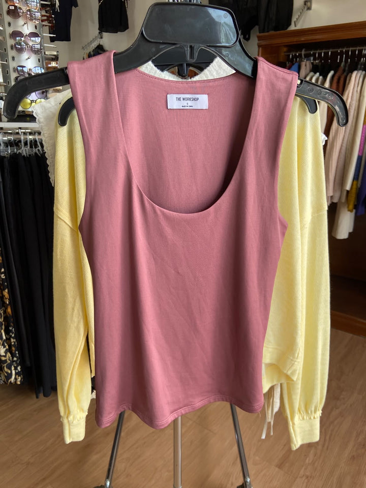 Top Rosa Sin Mangas con Detalle de Capas - Estilo Boutique