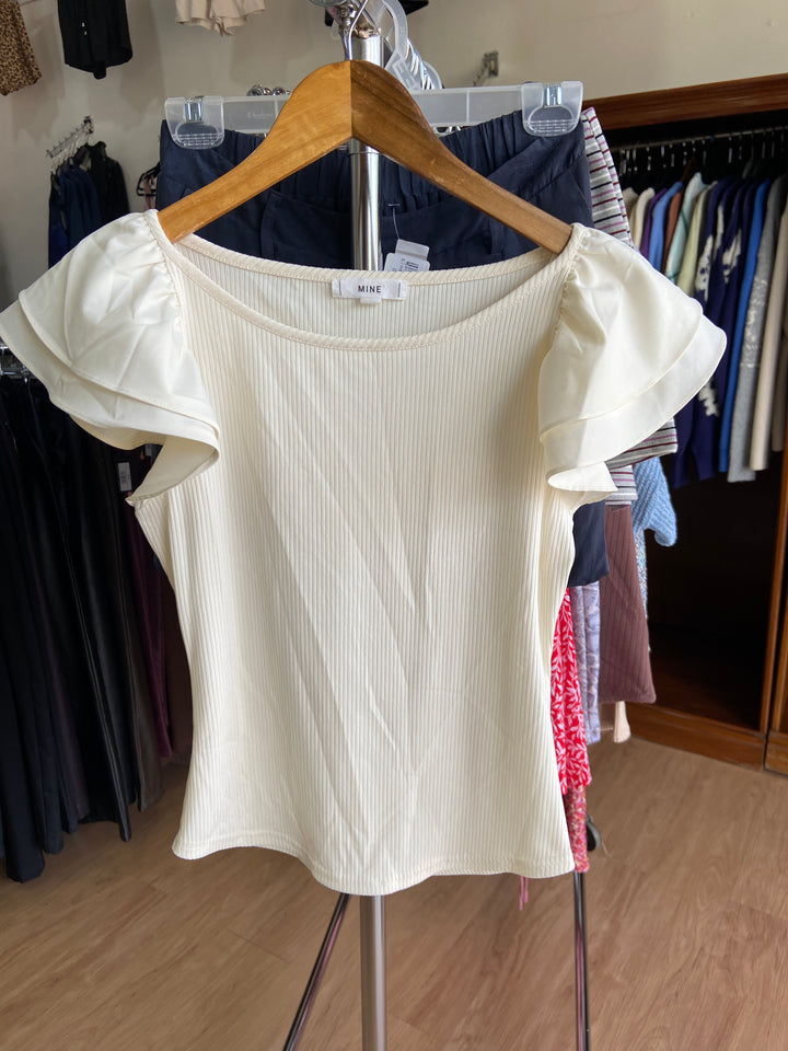 Blusa beige con olanes en manga