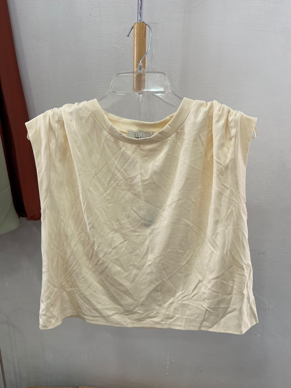 Blusa Crema de Corte Relajado con Mangas Fruncidas - Estilo Boutique