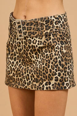 Falda mini de estampado leopardo con cinturón con hebilla