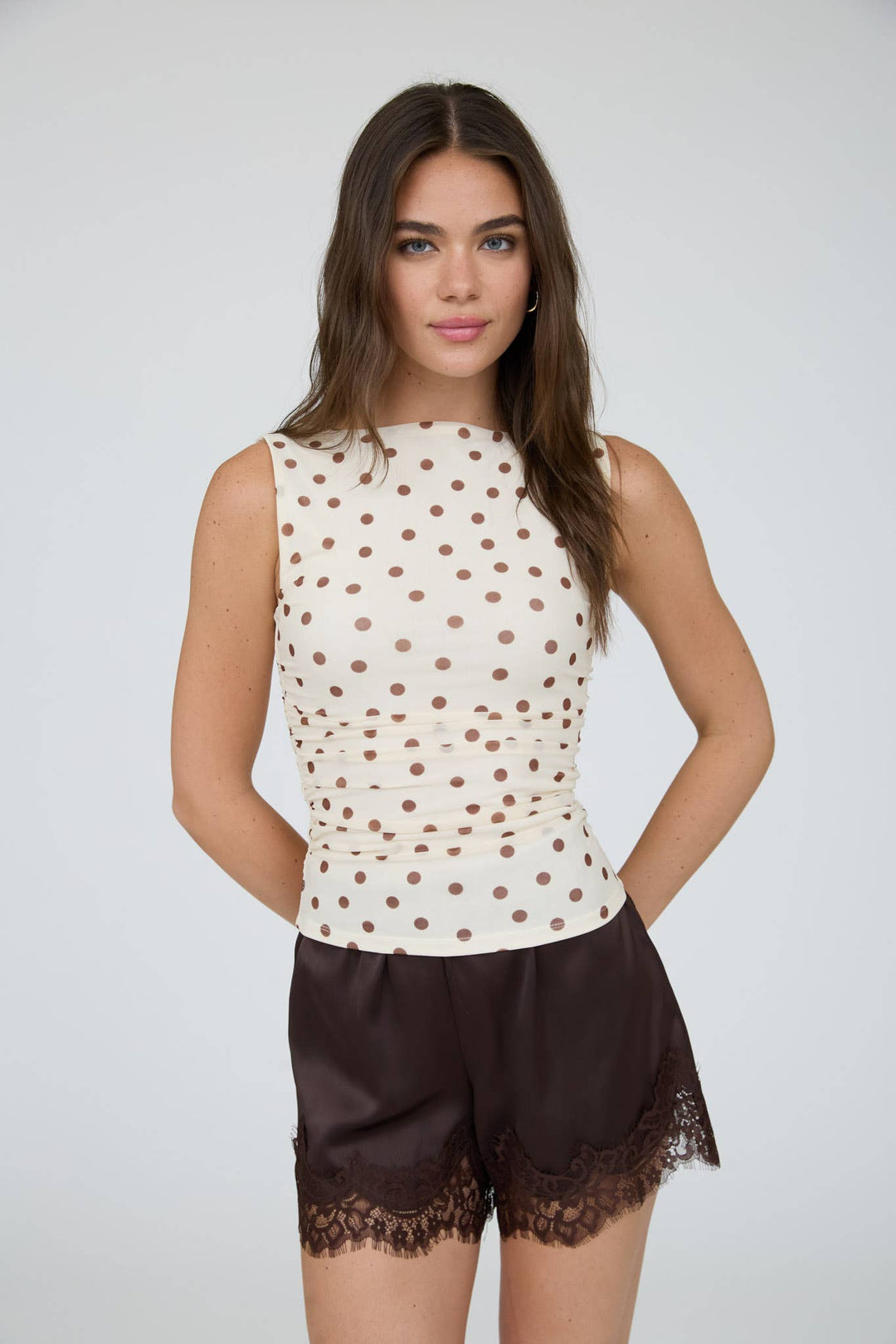 Blusa de Malla con Lunares para Mujer | Cuello Barco Sin Mangas Color Café