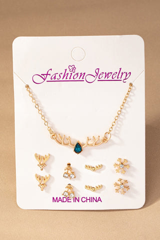 Conjunto de collar con dijes navide–os y 4 pares de tachuelas.