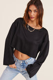 BLUSA MANGA LARGA  Top efecto raso con cuello redondo amplio y manga acampanada.