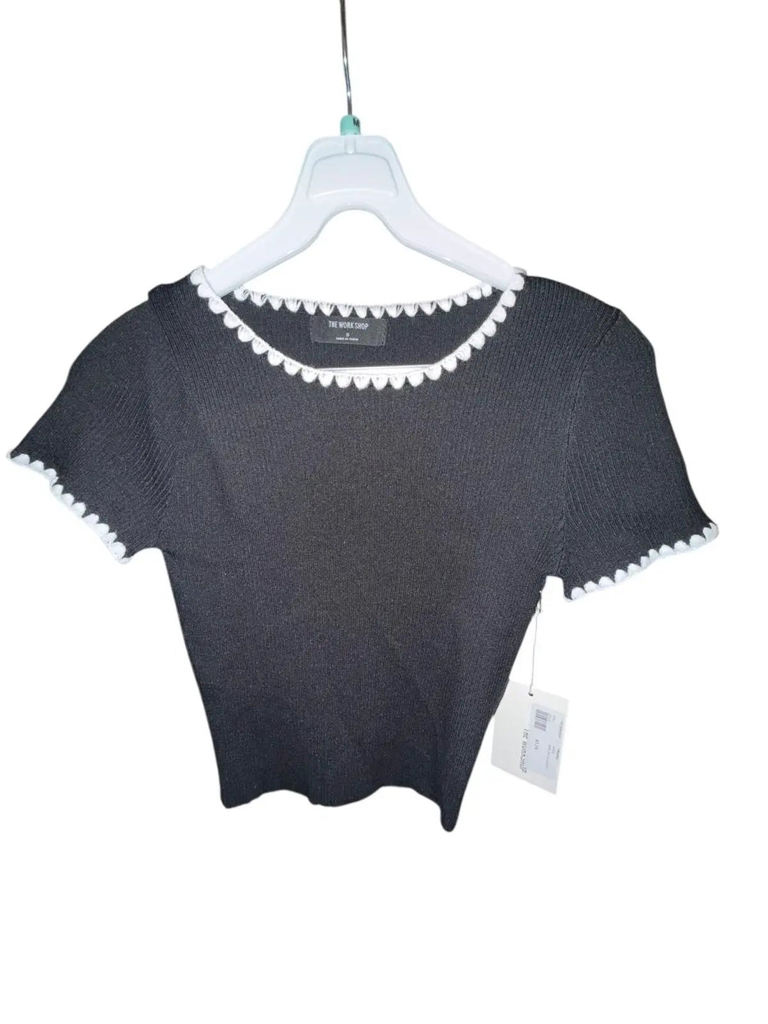 Blusa Top Negro de Punto Contraste Cuello Blanco by Yanet Collective