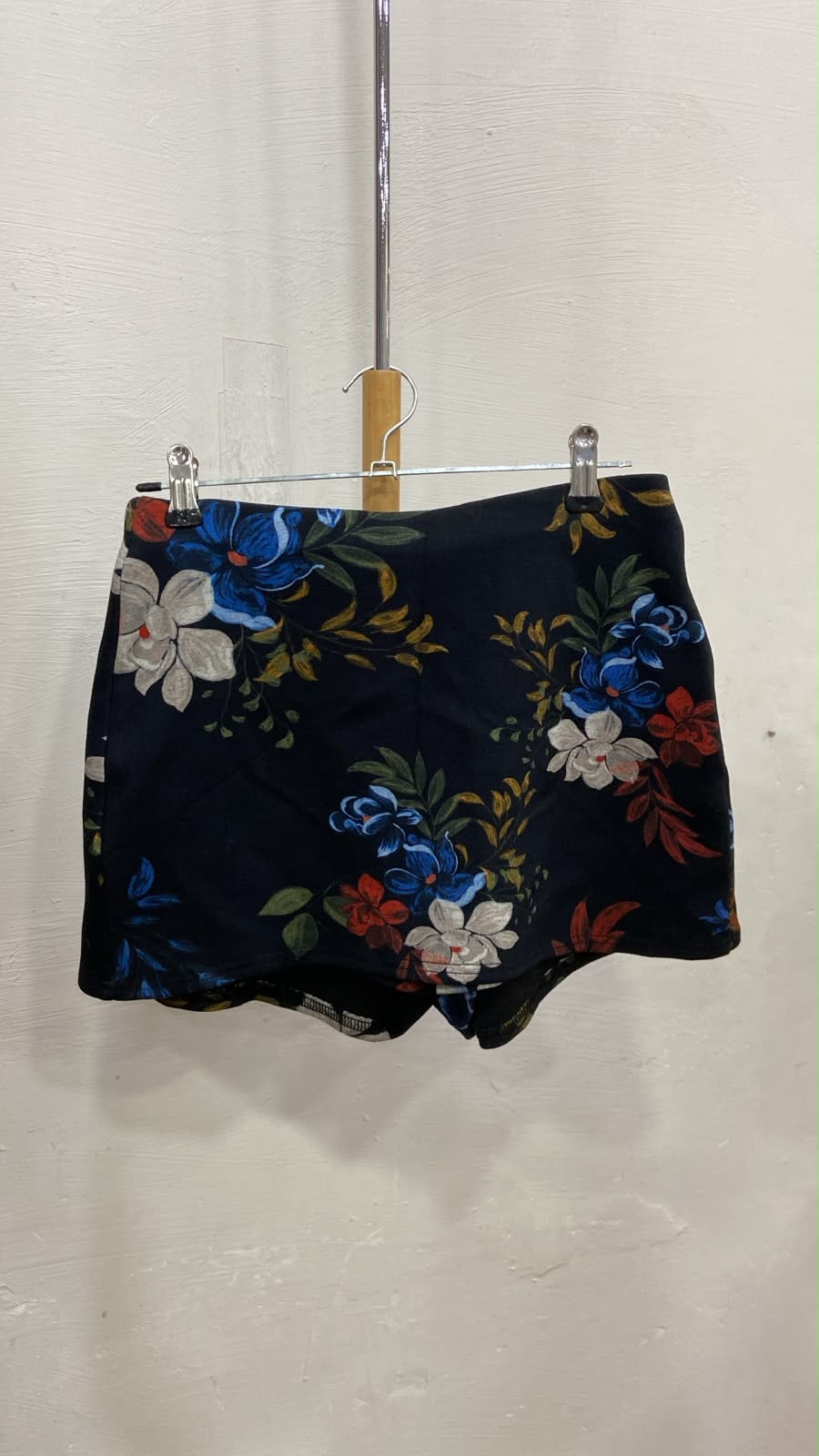 Shorts de Tiro Alto con Detalle Floral y Dobladillo Ondulado