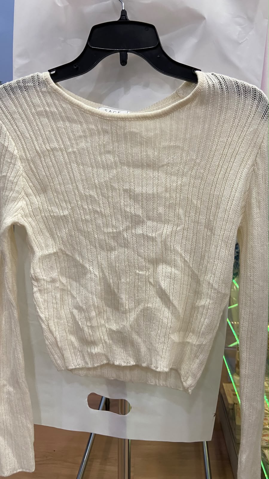 Top Corto de Manga Larga en Crema con Textura Artesanal