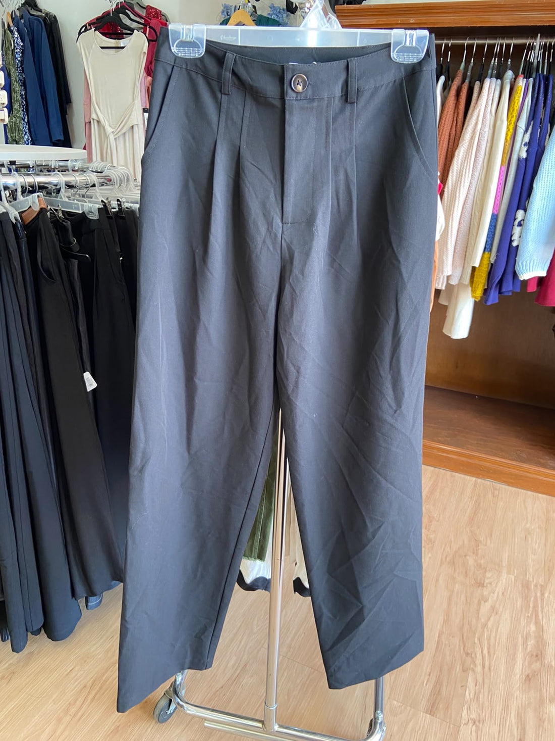 Pantalones Negros Plisados con Detalle de Botón - Estilo Boutique