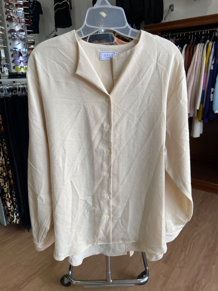Blusa de Botones en Crema: Elegancia Texturizada de Boutique