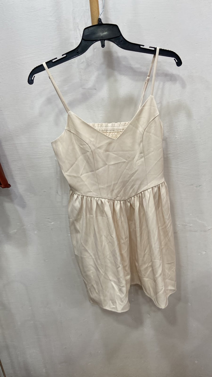 Vestido Mini Crema con Tirantes Finos y Falda Drapeada - Estilo Boutique