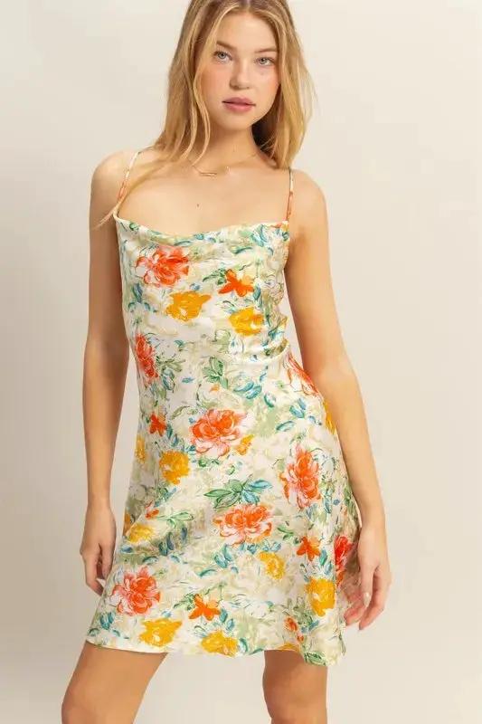 Vestido Satén Floral Ajustado con Cuello Drapeado para Mujer - Estilo y Elegancia by SKEMO