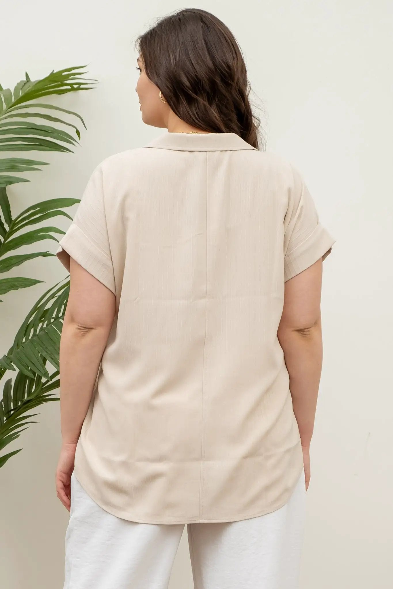 PLUS Blusa Camisa café con bolsillos manga corta color khaki claro by Yanet Collection