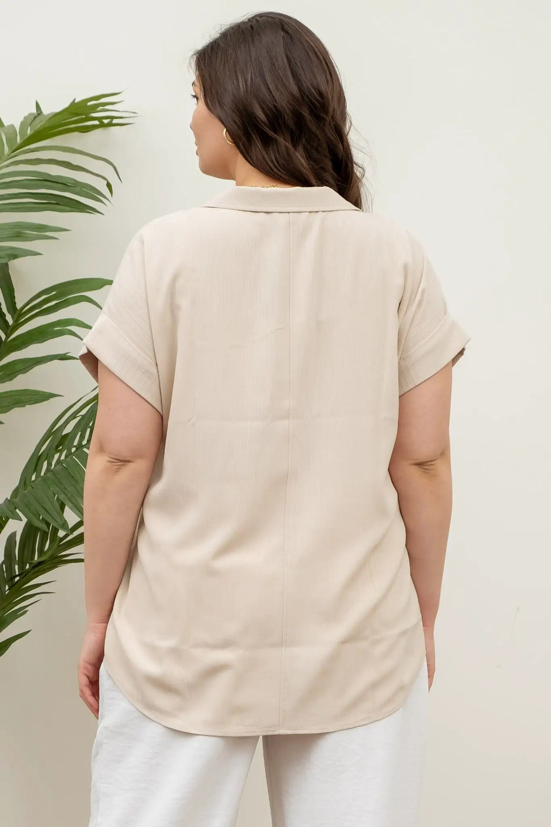 PLUS Blusa Camisa café con bolsillos manga corta color khaki claro by Yanet Collection