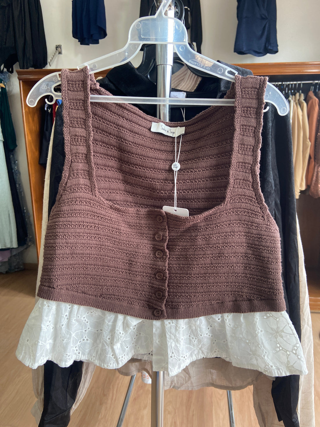 Blusa café tejida con volante blanco