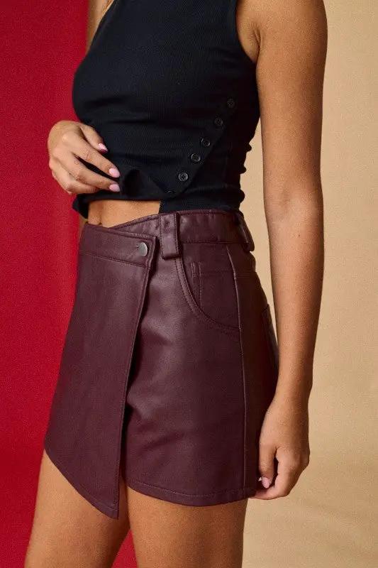 Falda-short de cuero sintético 🍷 tono vino Faux Leather Wrap Skort Boutique Yanet by Yanet Collective
