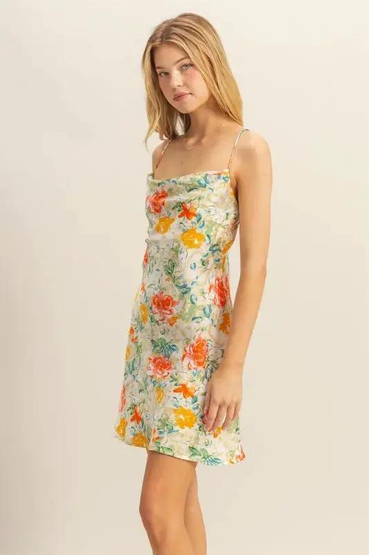 Vestido Satén Floral Ajustado con Cuello Drapeado para Mujer - Estilo y Elegancia by SKEMO