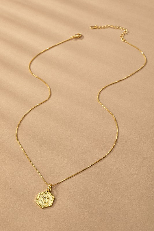 Collar con Dije de Inicial Hexagonal en Oro - Colección Boutique