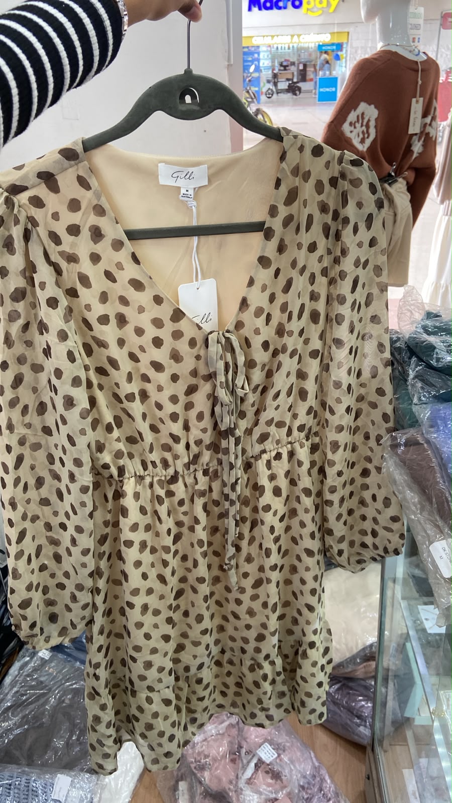 Vestido Corto Beige con Escote en V y Detalle de Lazo