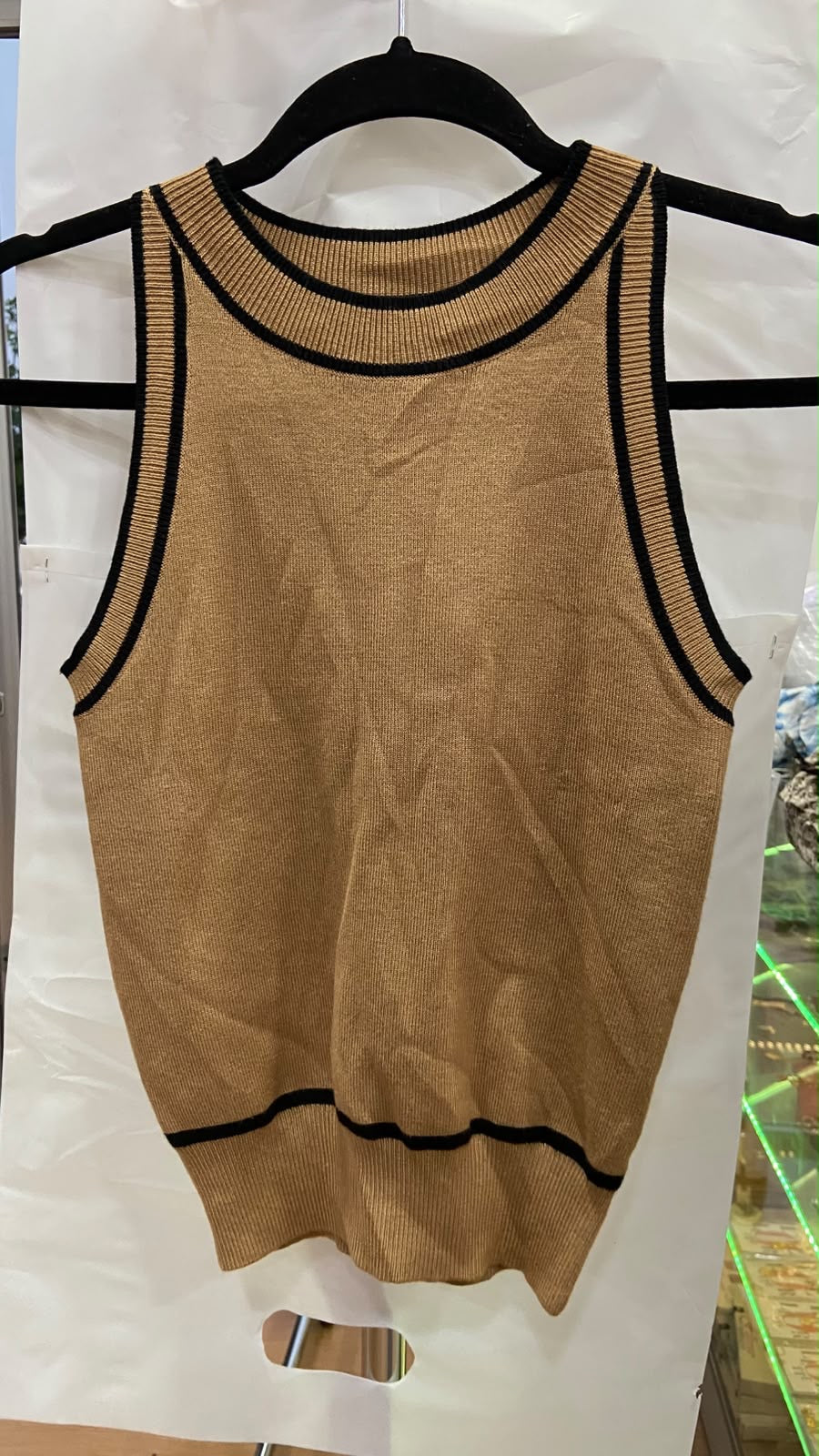 Top de Punto Sin Mangas Beige con Ribete Negro - Estilo Boutique