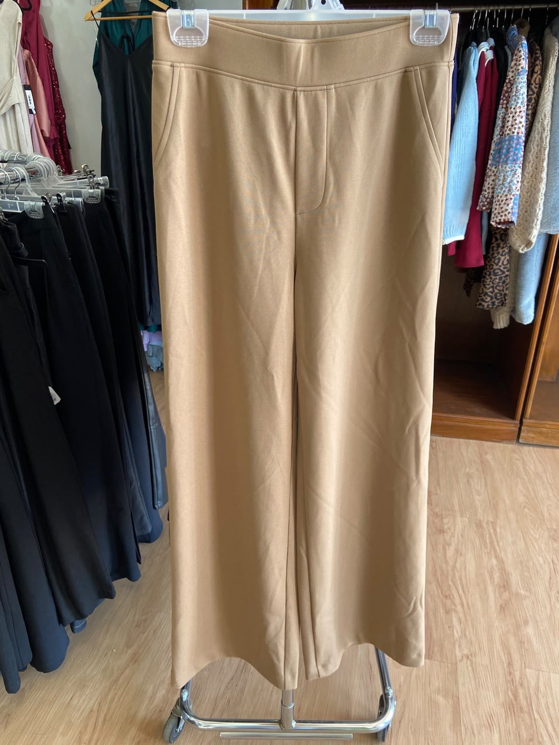 Pantalones Wide-Leg Beige de Tacto Suave: Elegancia Boutique