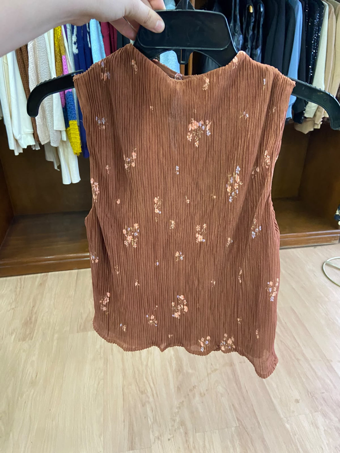 Top Rust Sin Mangas con Estampado Floral - Estilo Boutique