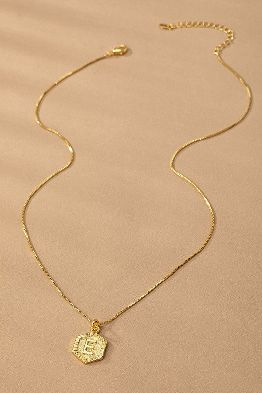 Collar con Dije de Inicial Hexagonal en Oro - Colección Boutique