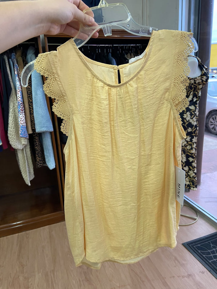 Top Amarillo Sin Mangas con Detalle de Encaje - Estilo Boutique