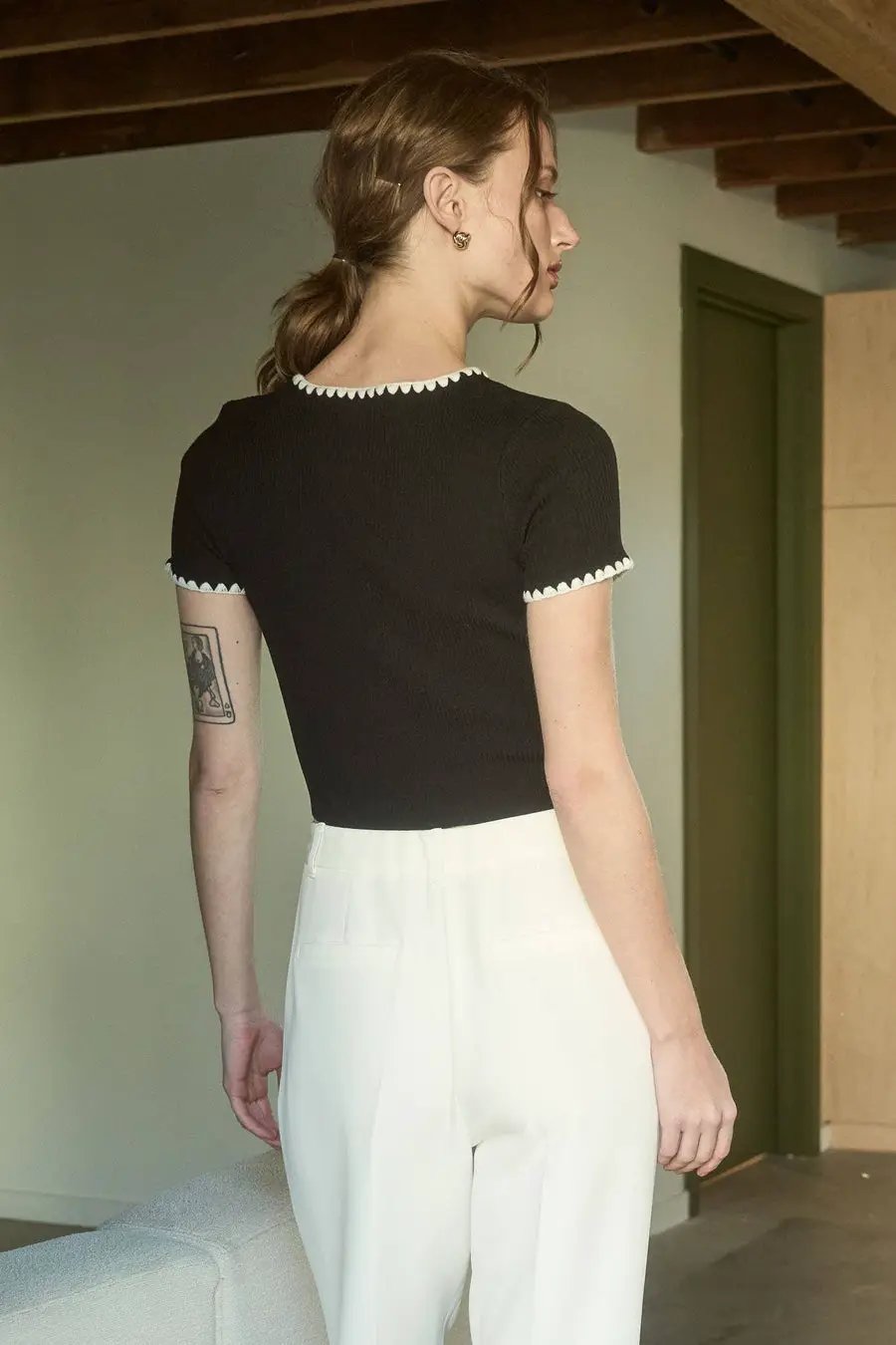Blusa Top Negro de Punto Contraste Cuello Blanco by Yanet Collective