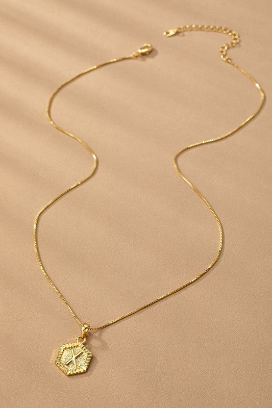 Collar con Dije de Inicial Hexagonal en Oro - Colección Boutique