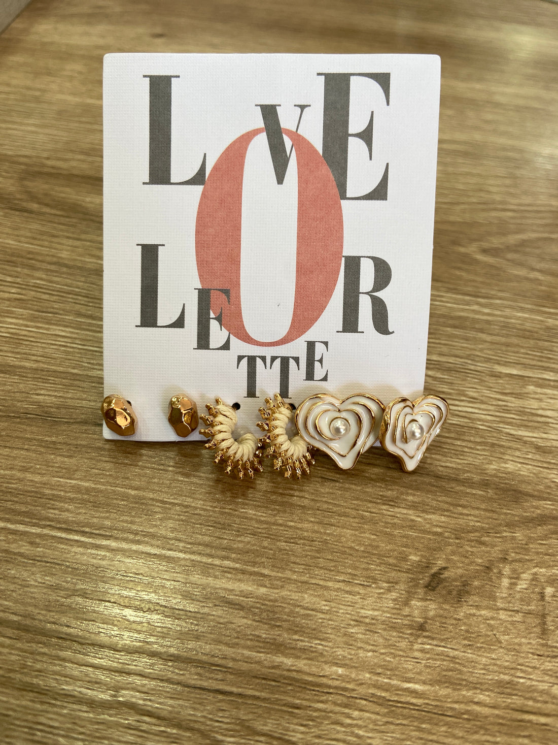 Trío de aretes beige y dorado