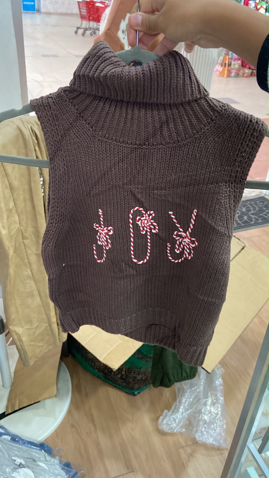 Top sin mangas cuello alto color café navideño “JOY”