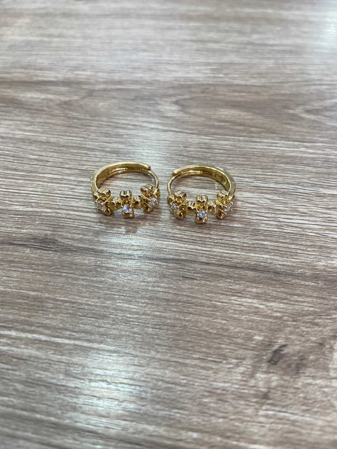 Aretes dorados con piedra