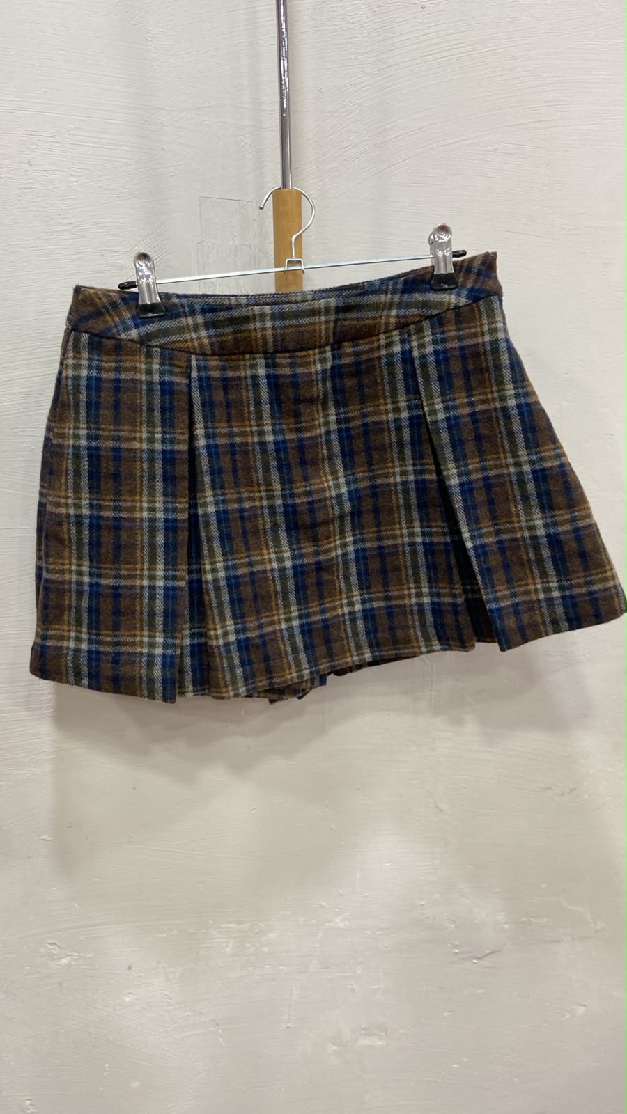 Falda Mini Plisada a Cuadros Marrón con Abertura Lateral - Estilo Boutique