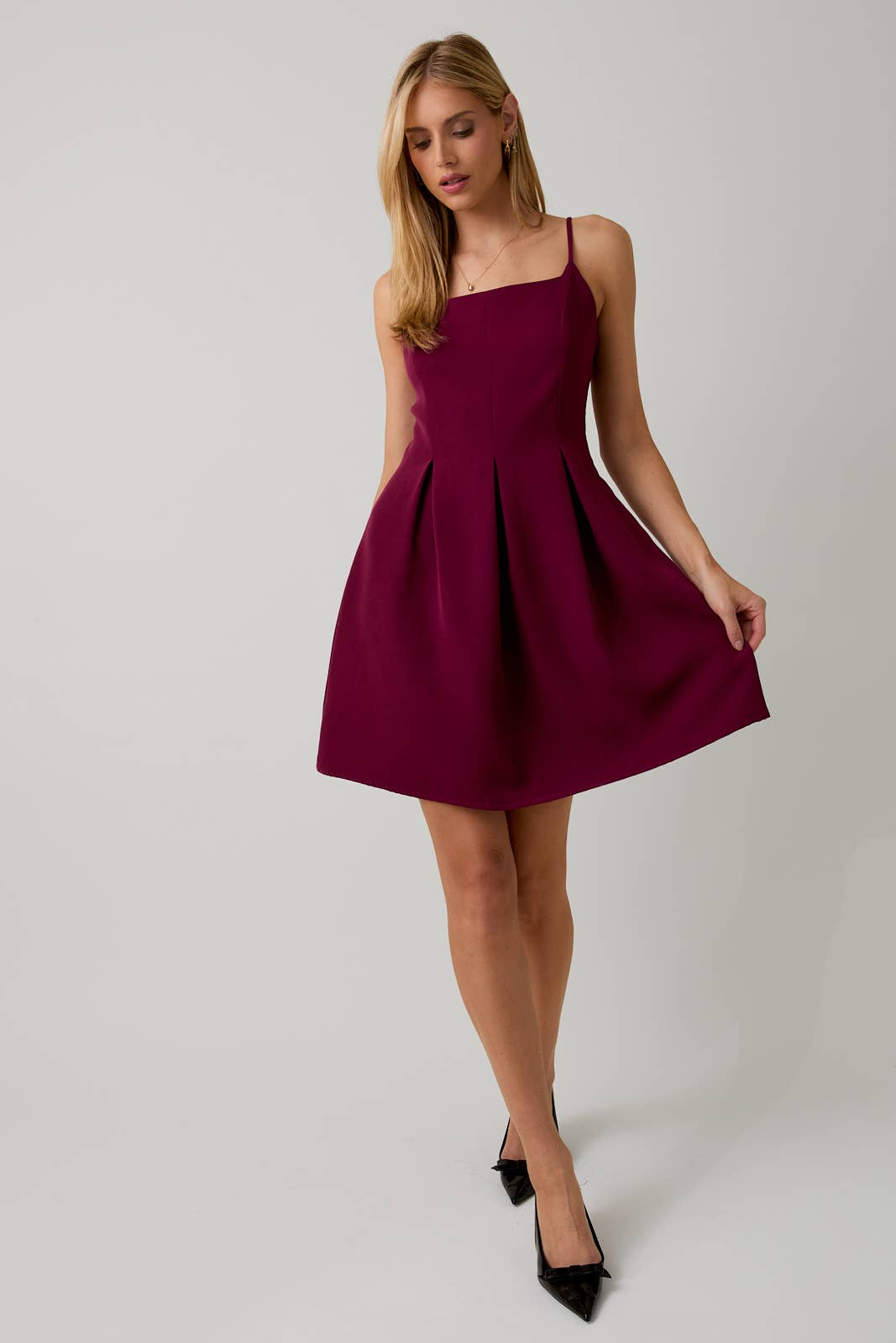 Vestido Mini Burgundy con Tirantes Finos y Plisado Boutique