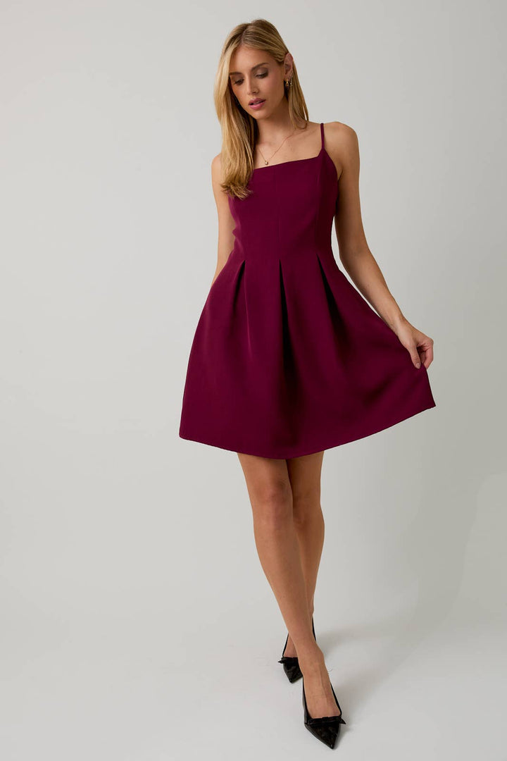Vestido Mini Burgundy con Tirantes Finos y Plisado Boutique