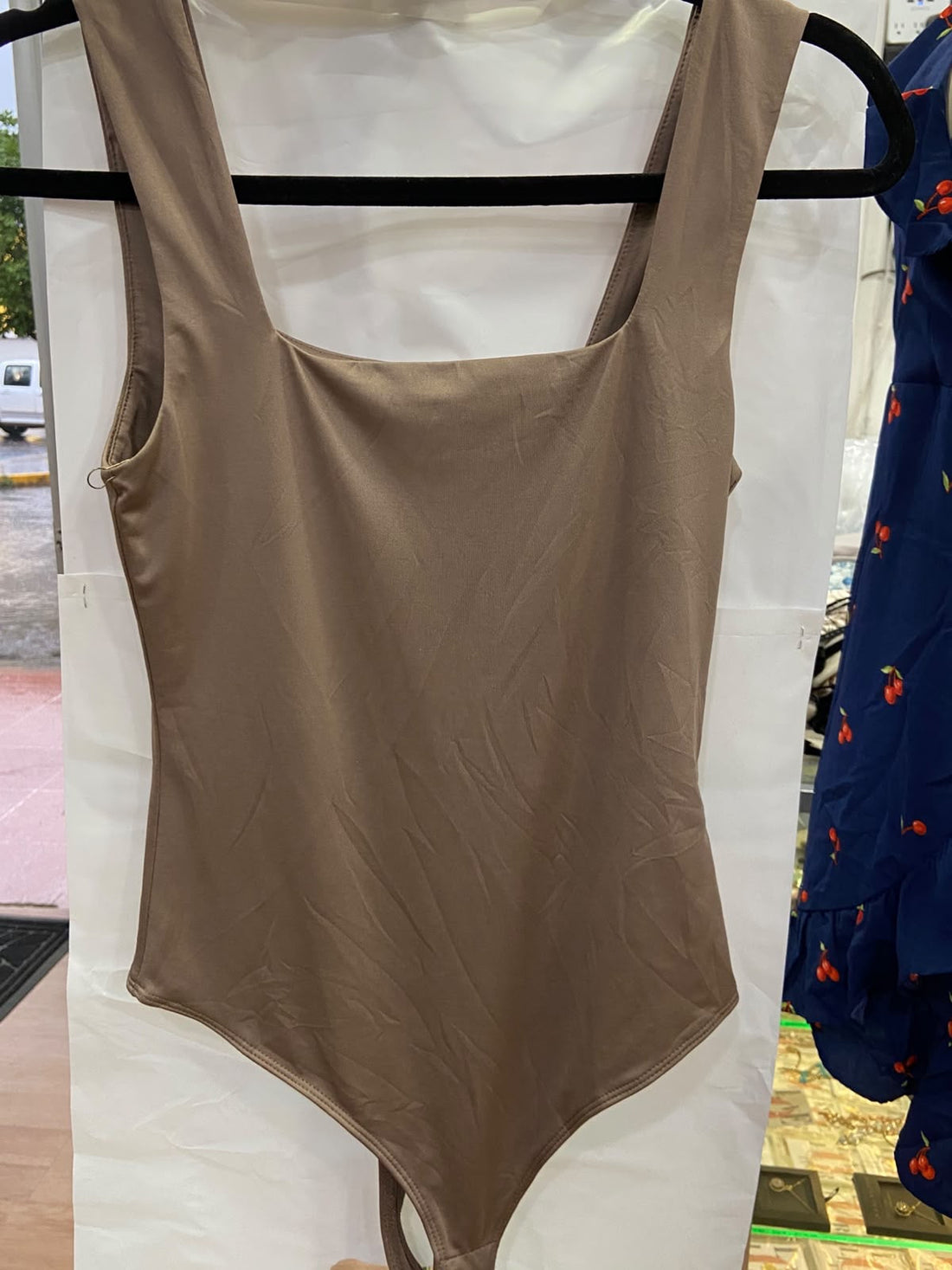 Body Escotado Cuadrado Beige - Elegancia Minimalista