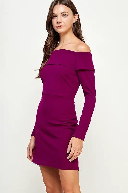 VESTIDO CORTO MORADO VINO HOMBRO CAIDO MANGA LARGA by Yanet Collection