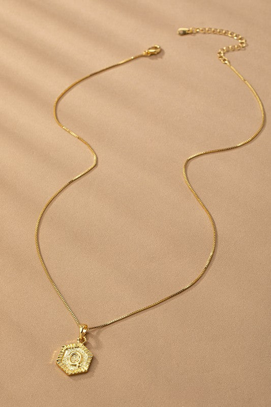 Collar con Dije de Inicial Hexagonal en Oro - Colección Boutique