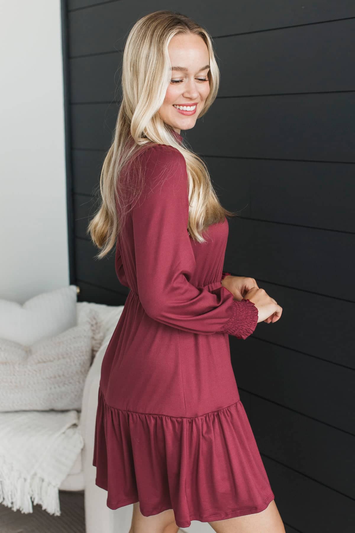 Vestido Largo Borgoña con Volantes y Detalle de Capas - Estilo Boutique