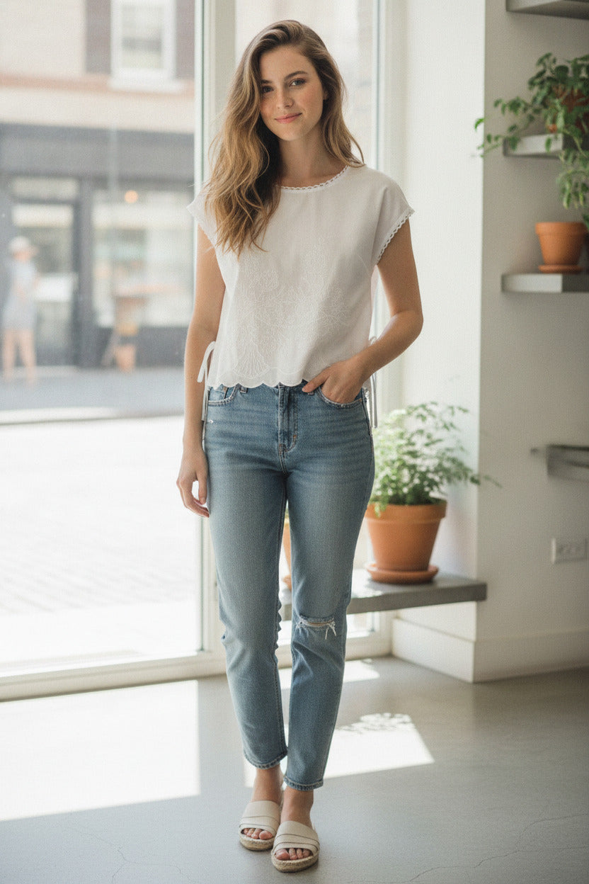Blusa Blanca Bordada con Detalles de Lazo - Estilo Boutique